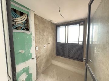 �rea de servi�o fechada e ventilada