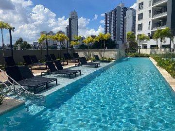 Piscina com cascata e prainha