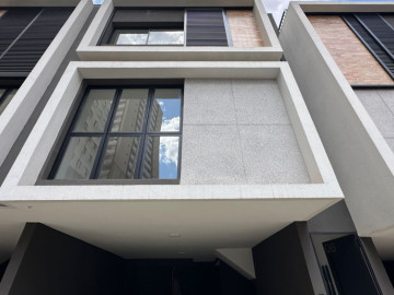 CASA DE CONDOM�NIO TRIPLEX